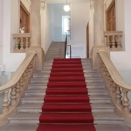 Spacious Attic Kandler Apartamento *