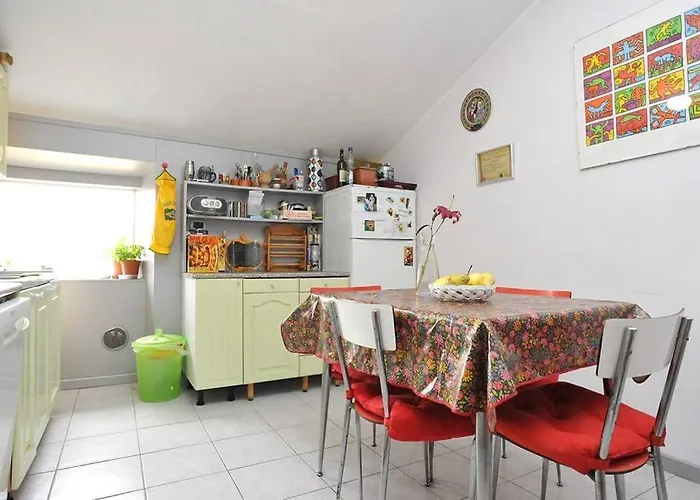 Spacious Attic Kandler Apartment *